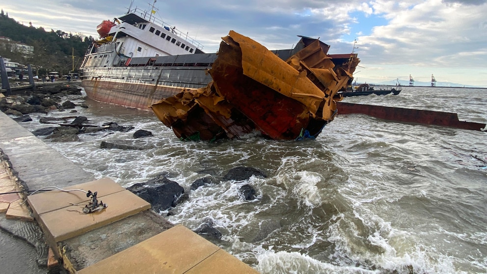 Storms delay search for 12 crew missing after Turkish cargo ship sinks in Black Sea KVNU