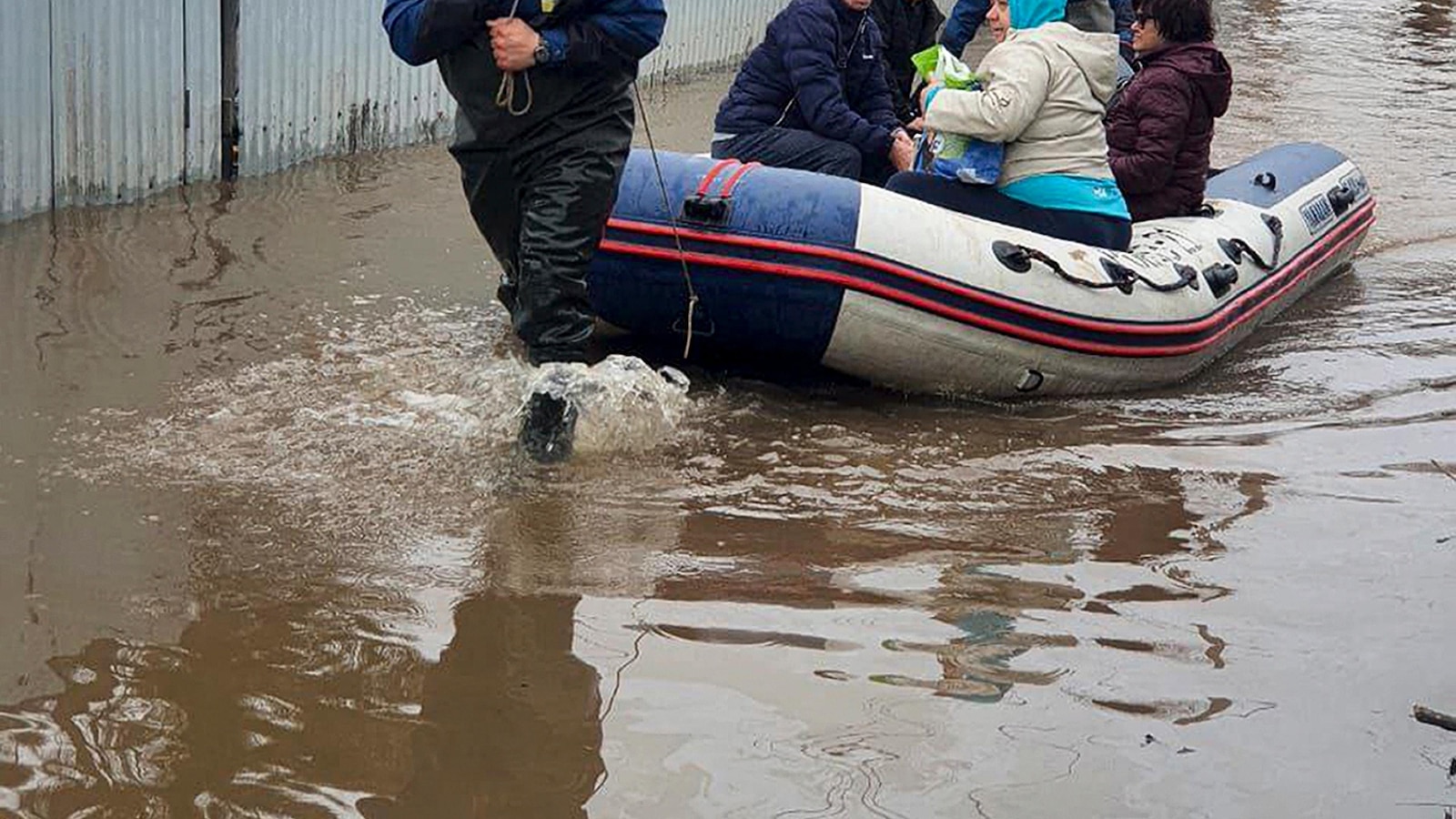 Thousands are evacuated after floods break a dam in the Russian city of ...