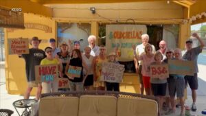 WATCH:  'Oldchellas' spread cheer