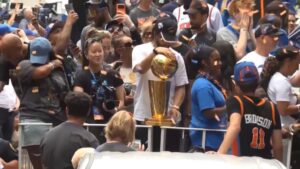 WATCH:  Top 3 biggest moments from Knicks championship parade