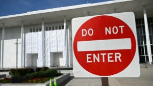 Internal email points to Kennedy Center’s continued closure